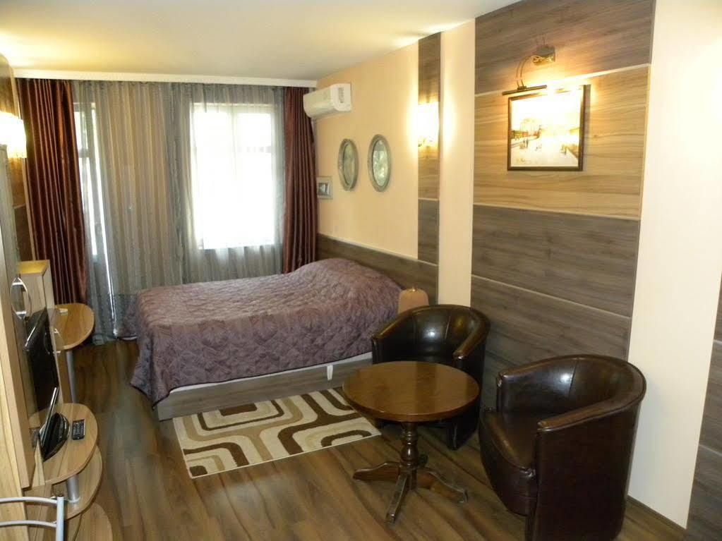 Three Dolphins Hotel With Rooftop Terracе Varna Dış mekan fotoğraf